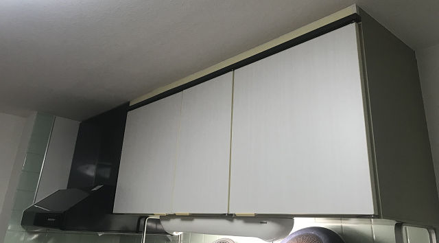 キッチン収納扉のシート貼りリモデル工事 部屋の傷補修とリペア専門 ジェネシス